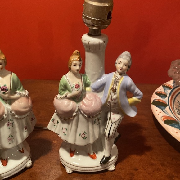 Vintage 40’s-50’s Boudoir lamps, porcelain Victorian figures made in Japan. - Picture 5 of 17